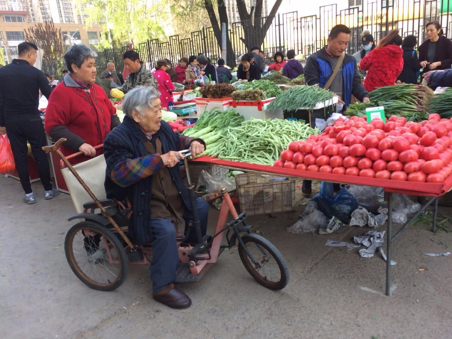 前来参加动工仪式的曾边村村民