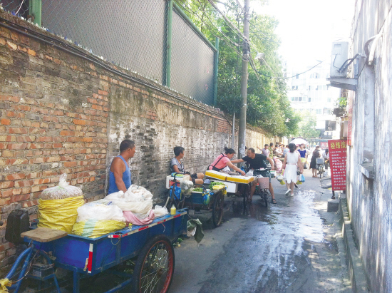 人们早上在街上解决早饭