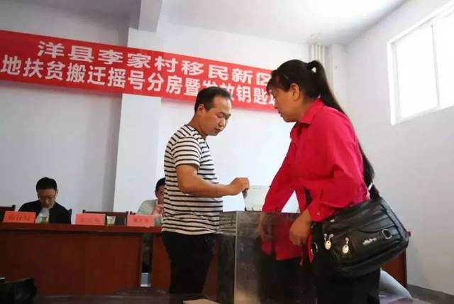 被征迁村街各选两名群众代表组成监督小组