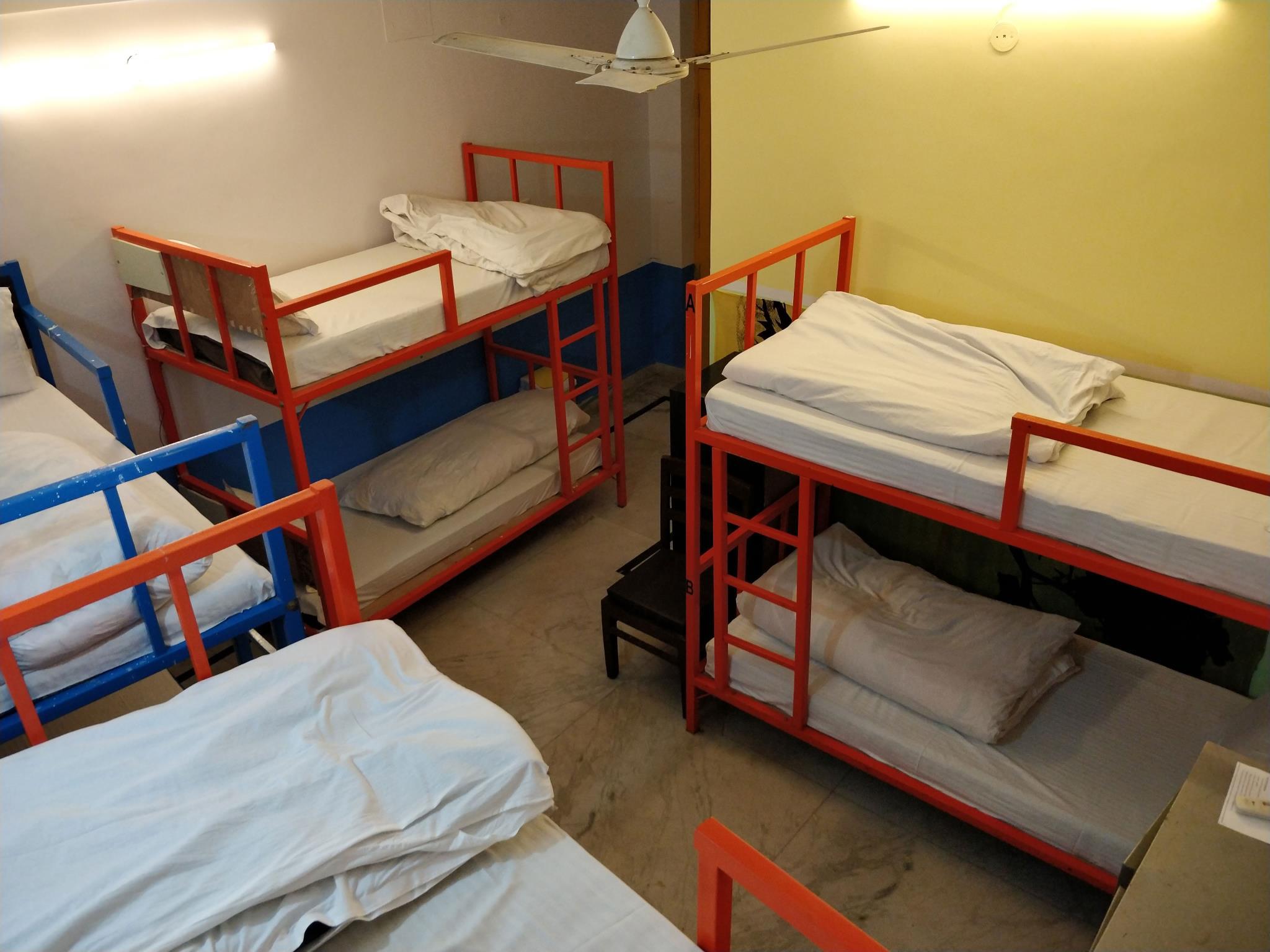 伴随小区内最后几间违建的拆除