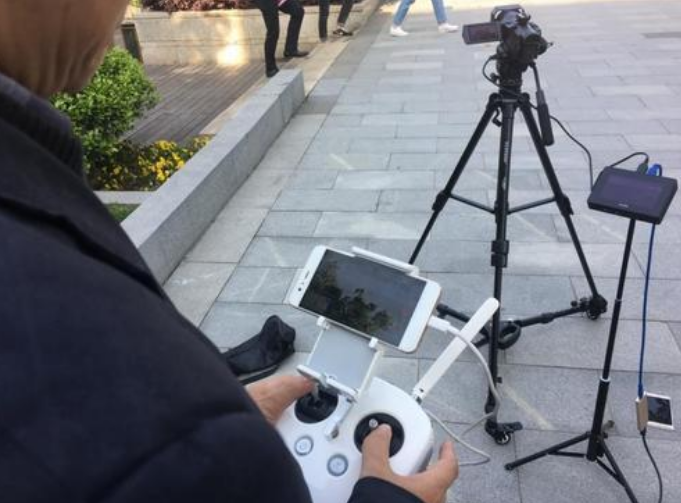 老人坐在徽派的高墙大院里晒太阳
